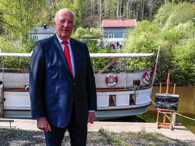 Kong Harald fekk høyre om dampskipsmiljøet i Ørje. DS Turisten ligg fortøydd i bakgrunnen. Foto: Lise Åserud / NTB scanpix